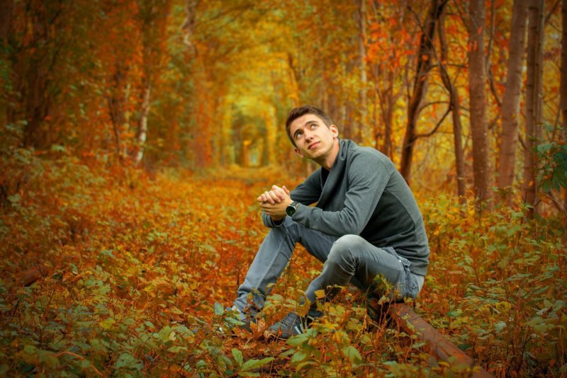 Мужская фотосессия в лесу осенью