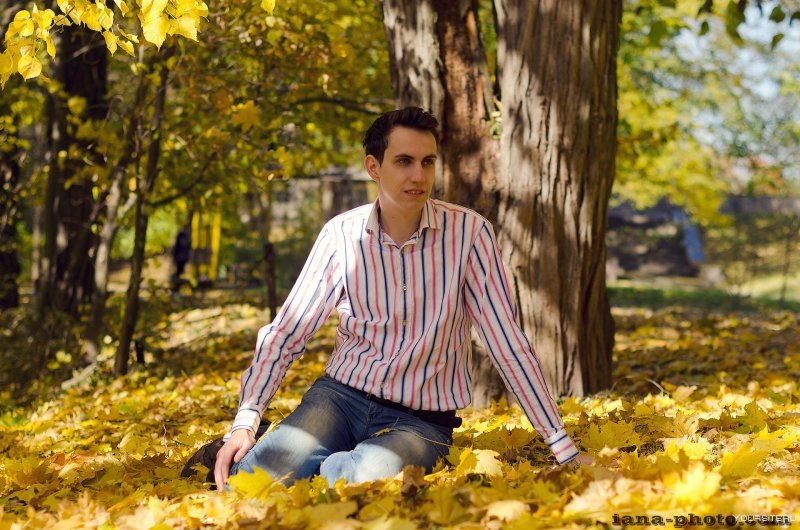 Мужская фотосессия в парке осенью