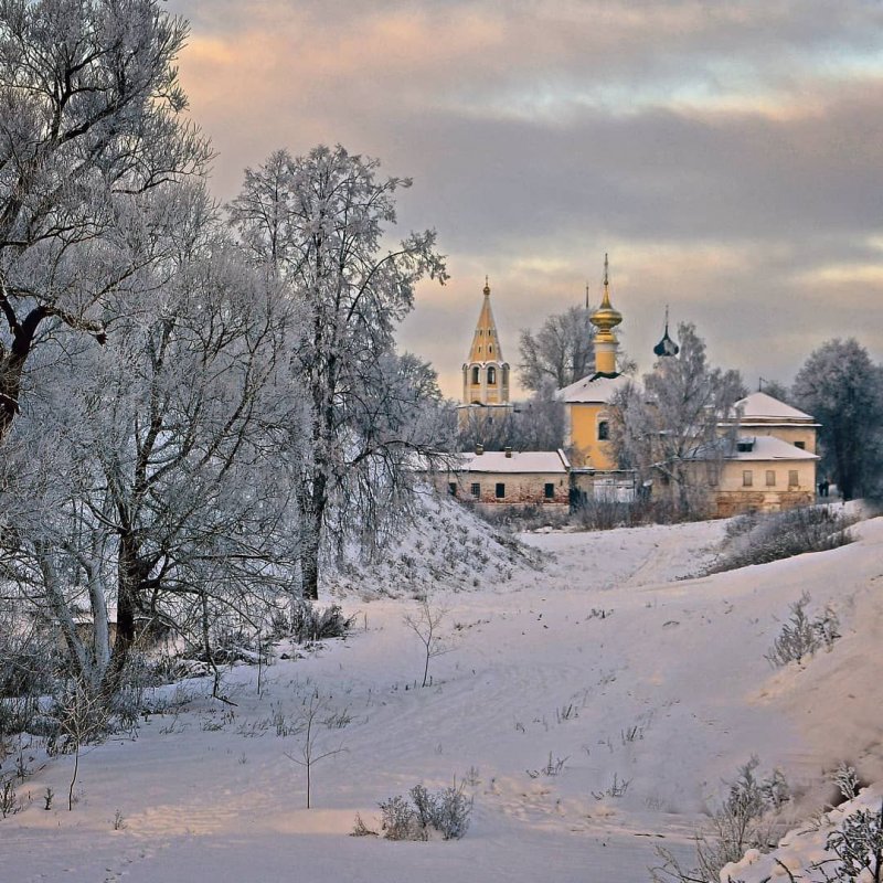 Зима с храмами в Суздале