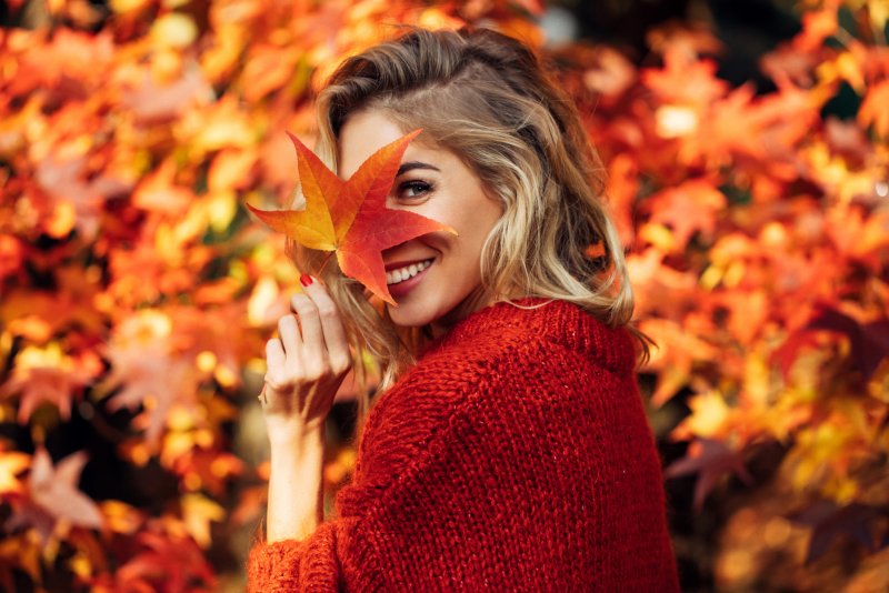 Женщина с осенними листьями