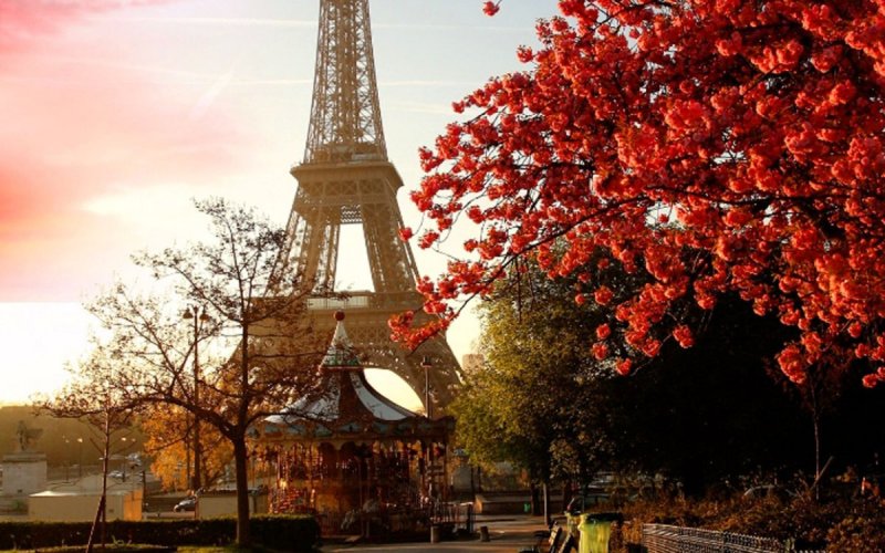 Эйфелева башня в Париже осенью
