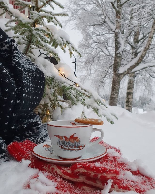 Снежное утро и кофе