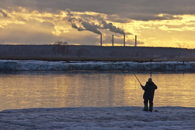 Много рыбаков на льду