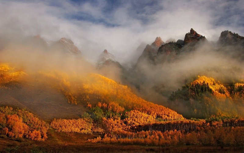 Осенние горы в тумане