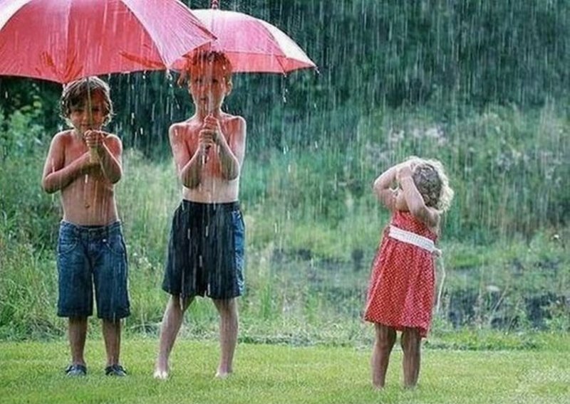 Дети под дождиком