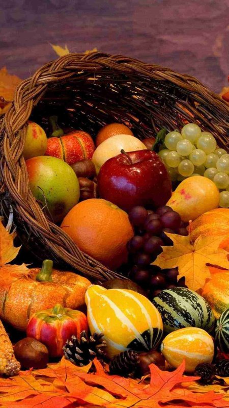 Корзина с фруктами на праздник урожая