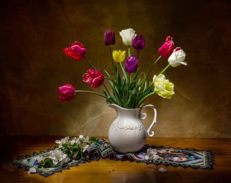 Весенний натюрморт с тюльпанами