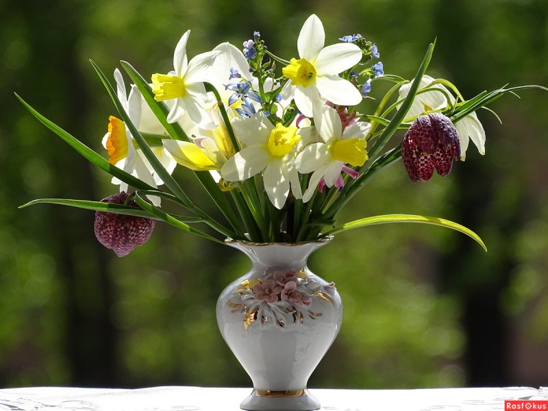 Цветы весны в вазочке