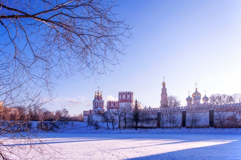Новодевичий монастырь в Москве зима