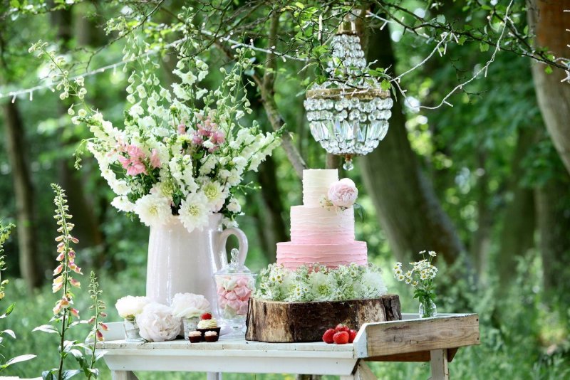 Свадебная декорация в саду