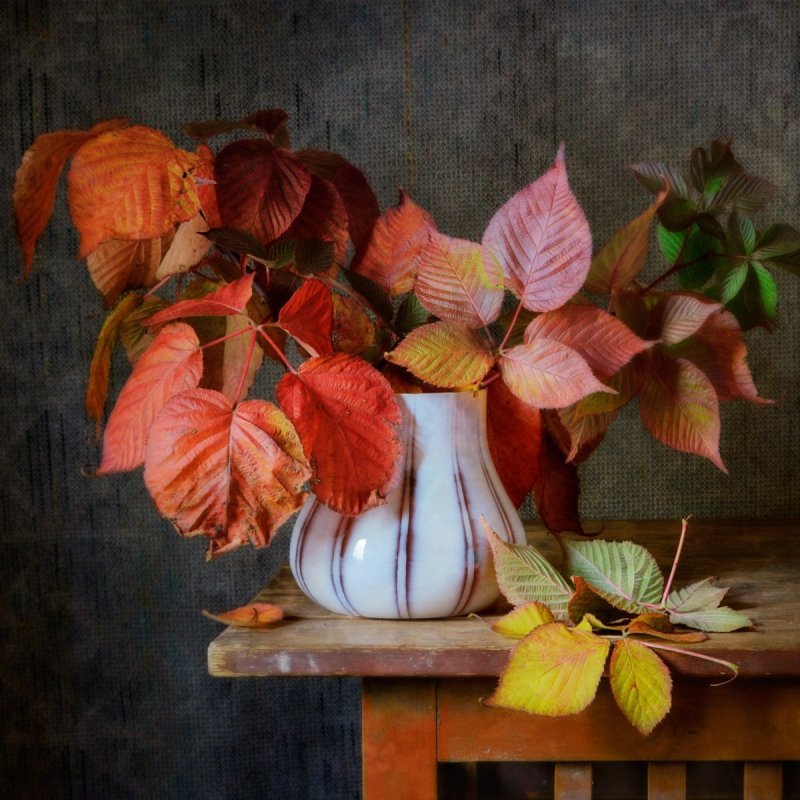 Натюрморт с осенними листьями