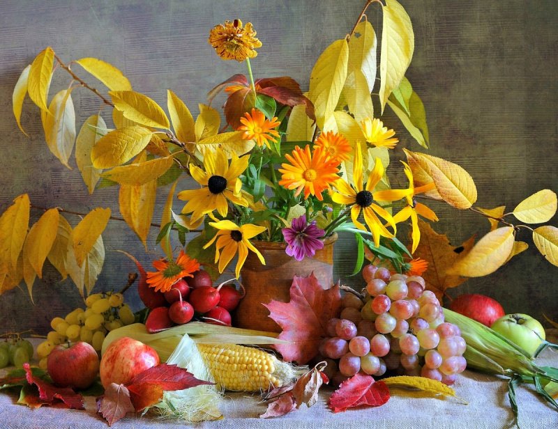 Осенний натюрморт с фруктами