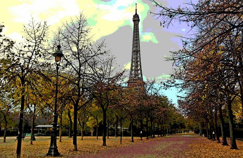 Эйфелева башня в Париже осенью