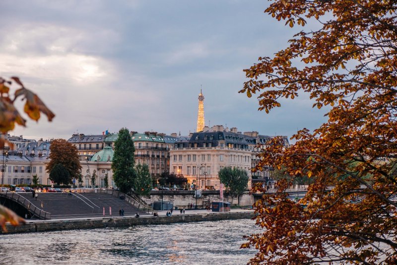 Осенний парк Парижа с Эйфелевой башней