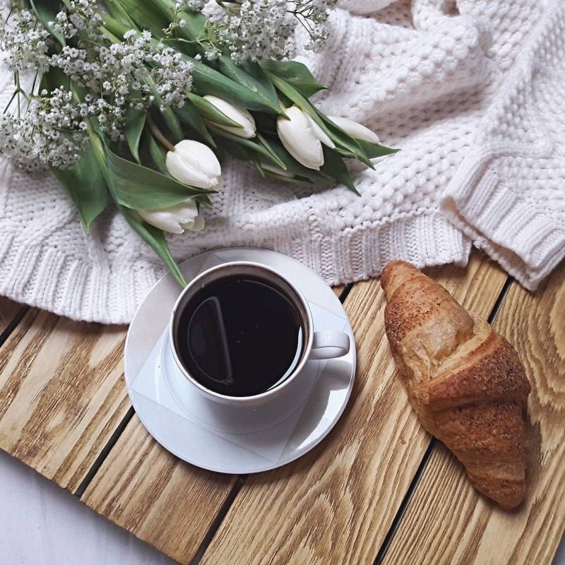 Завтрак с кофе и цветами