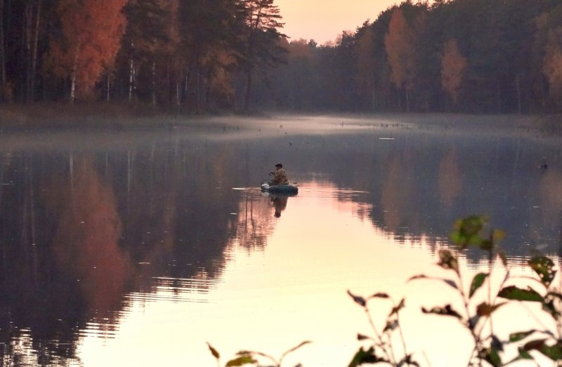 Рыбалка на туманном осеннем озере