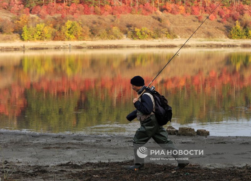 Рыбалка осенью на озере с рыбой