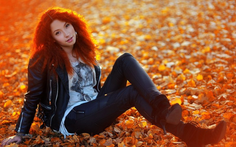 Рыжеволосая девушка осень