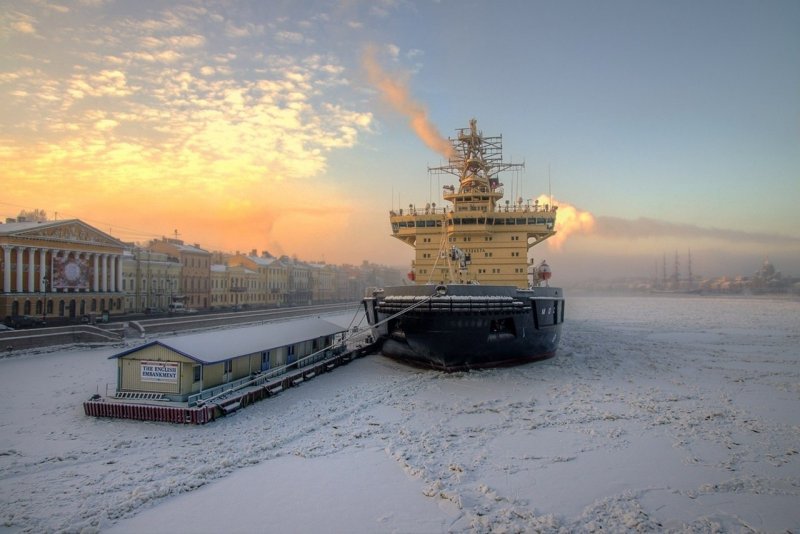 Адмиралтейство в Санкт-Петербурге зимой