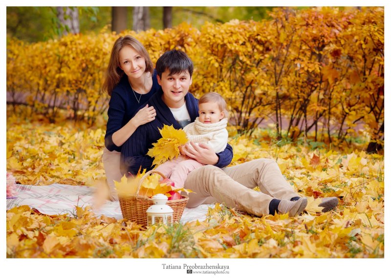 Семейная фотосессия на природе осенью