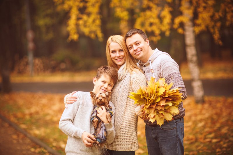 Семейная фотосессия на природе осенью