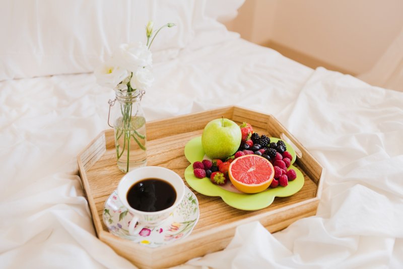 Завтрак в постель с цветами