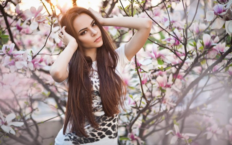 Девушка на фоне цветущих деревьев