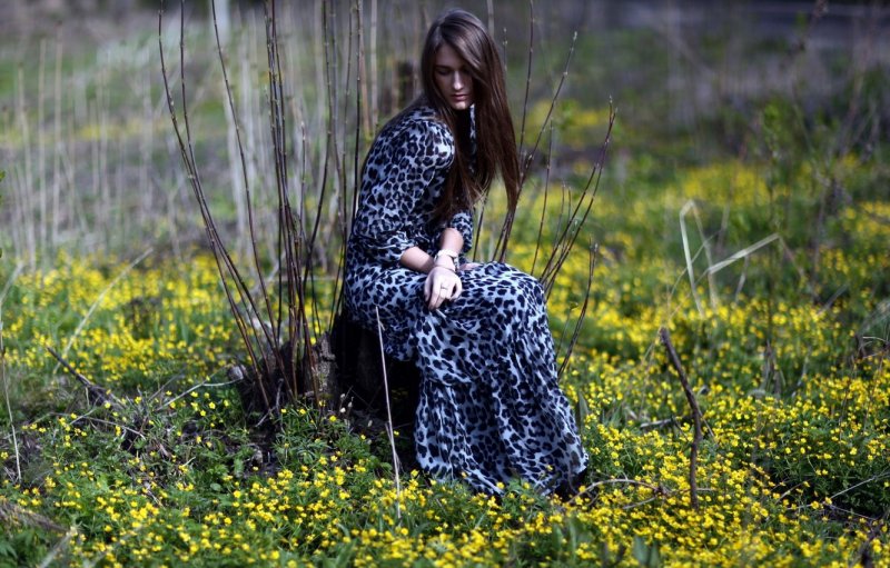 Фотосессия девушки в платье на природе