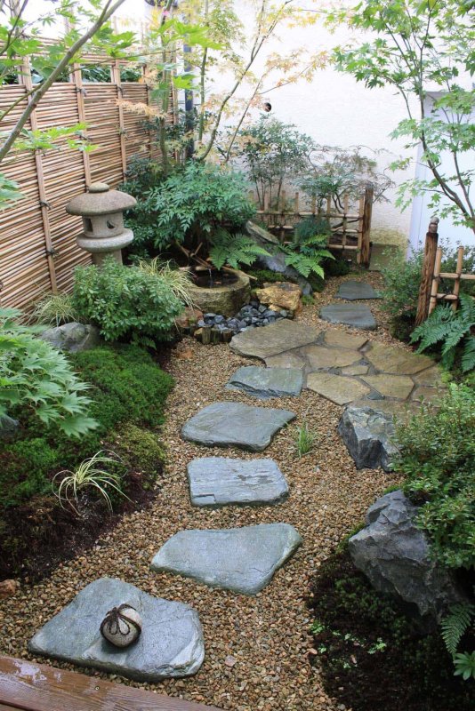 Маленький сад в японском стиле