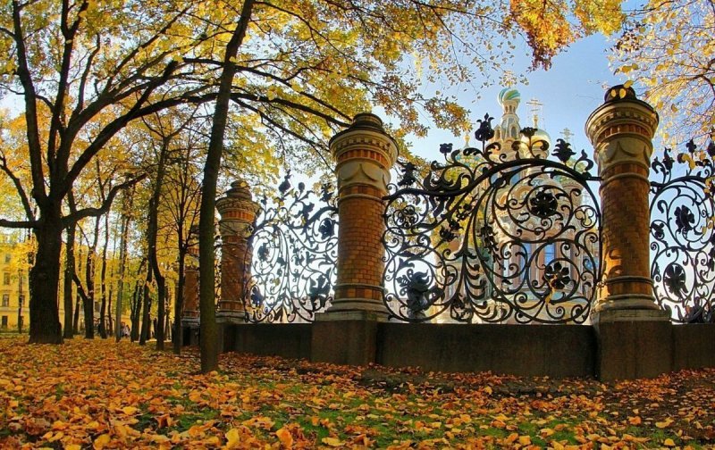 Старинный фонарь у желтого здания в Михайловском саду СПБ фото