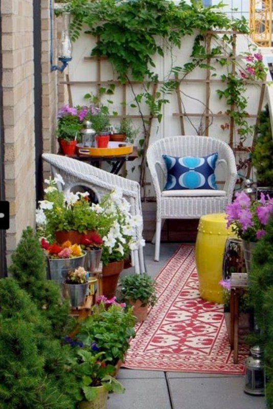 Пластиковый балкон с цветами