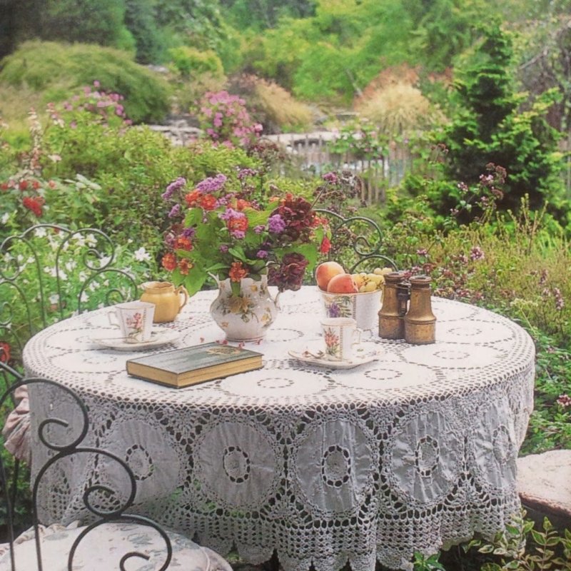 Стол для чаепития в саду