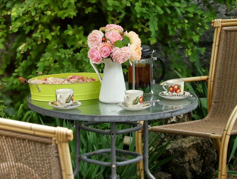 Чайный столик в саду