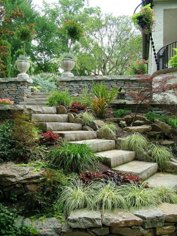 Каменные ступеньки в саду