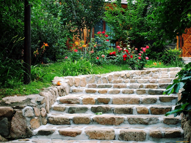 Мраморная лестница в саду