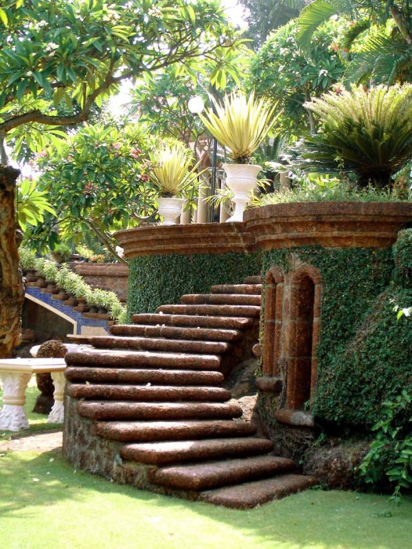 Декоративные лестницы в саду