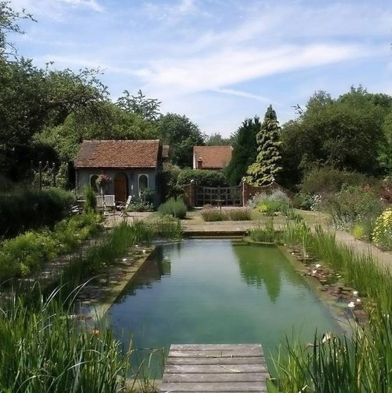 Английский сад с водоемом