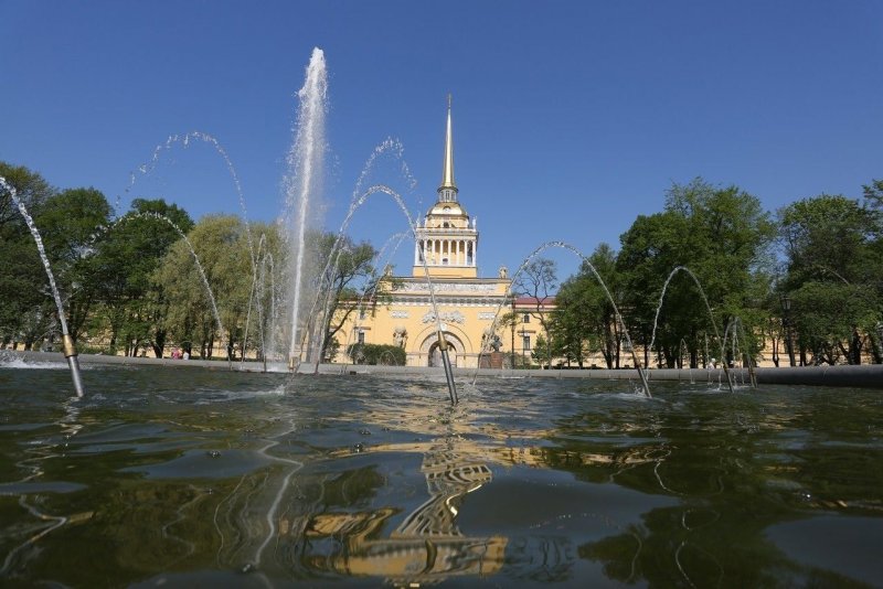 Фонтан в Александровском саду в Санкт-Петербурге