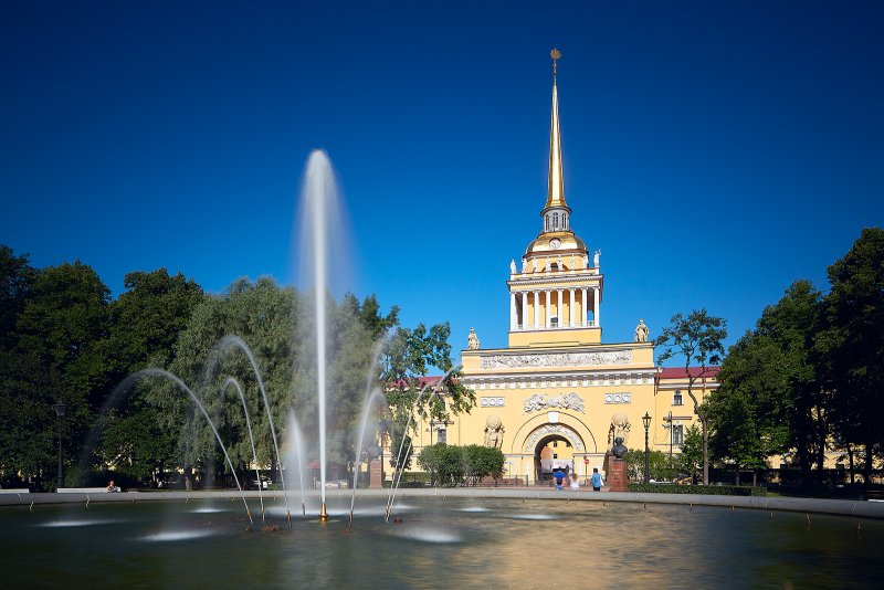 Здание Адмиралтейства в Петербурге фонтан