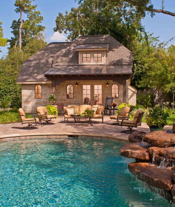 Дом с бассейном и садом