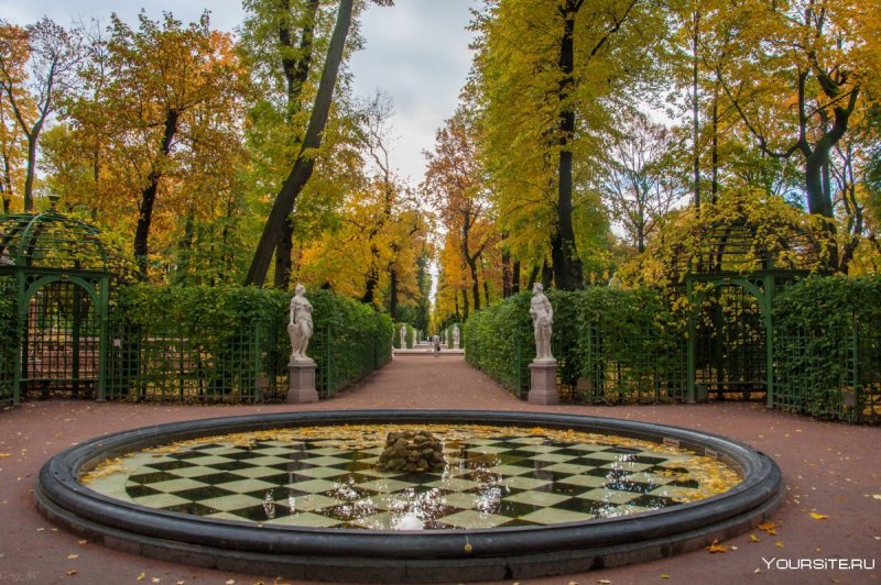 Летний сад в Санкт-Петербурге осень
