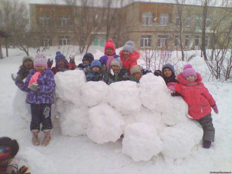 Постройки из снега в детском саду