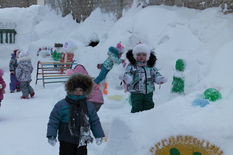 Зимние забавы в детском саду украшение группы
