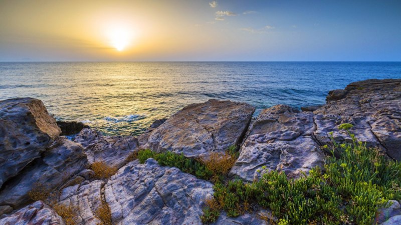Каменистое побережье Греции