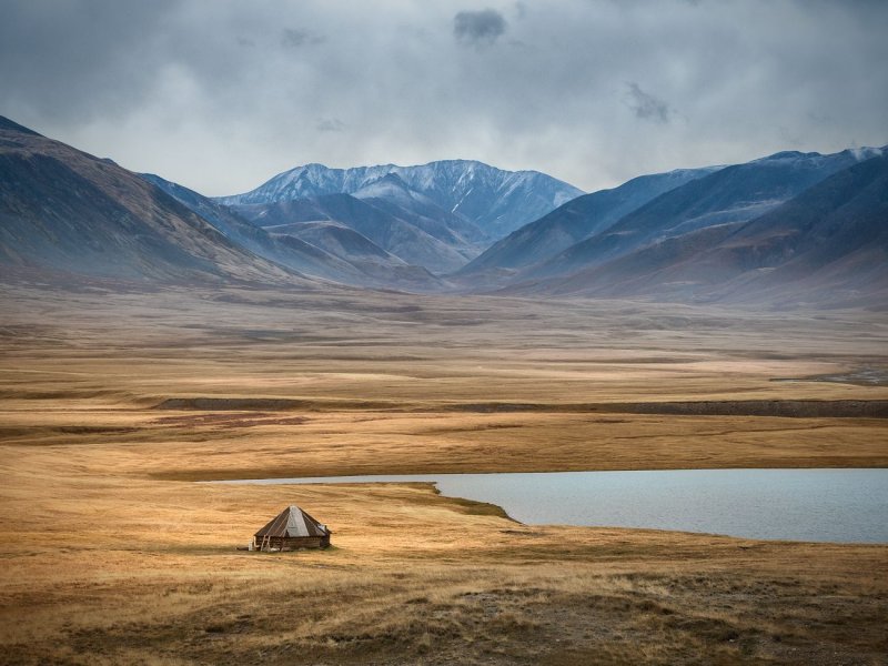Юрты и горы Монголия