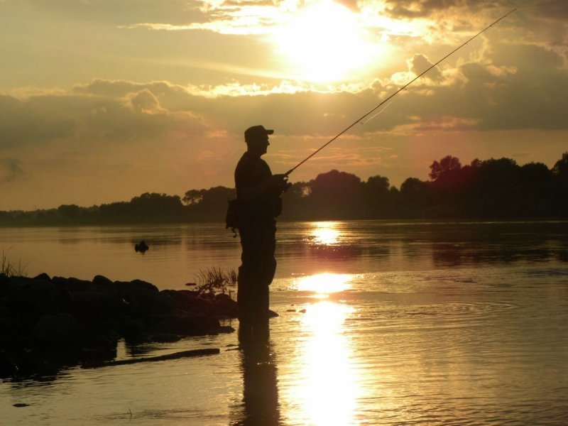 Рыбак на речке