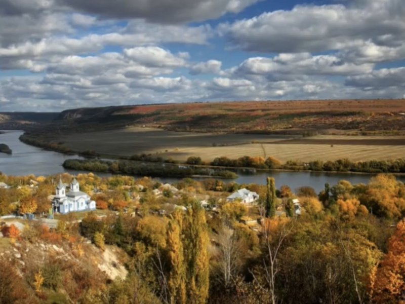 Река Днестр осень