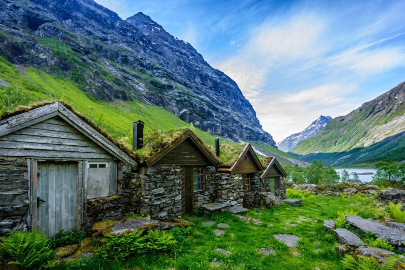 Домик у подножья горы Норвегия