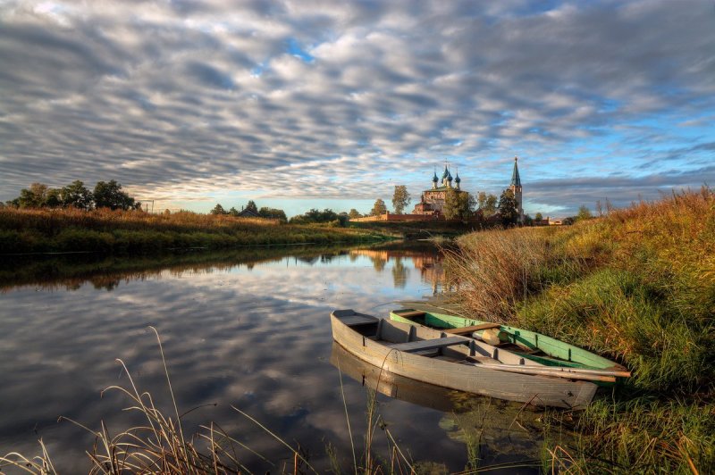 Река Волга лодка