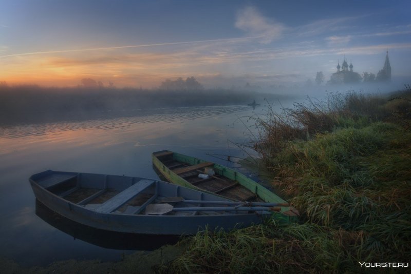 Пейзаж с лодками в тумане